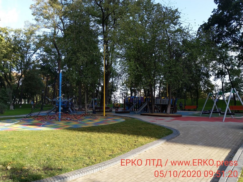 Детские качели в Мариинском парке 