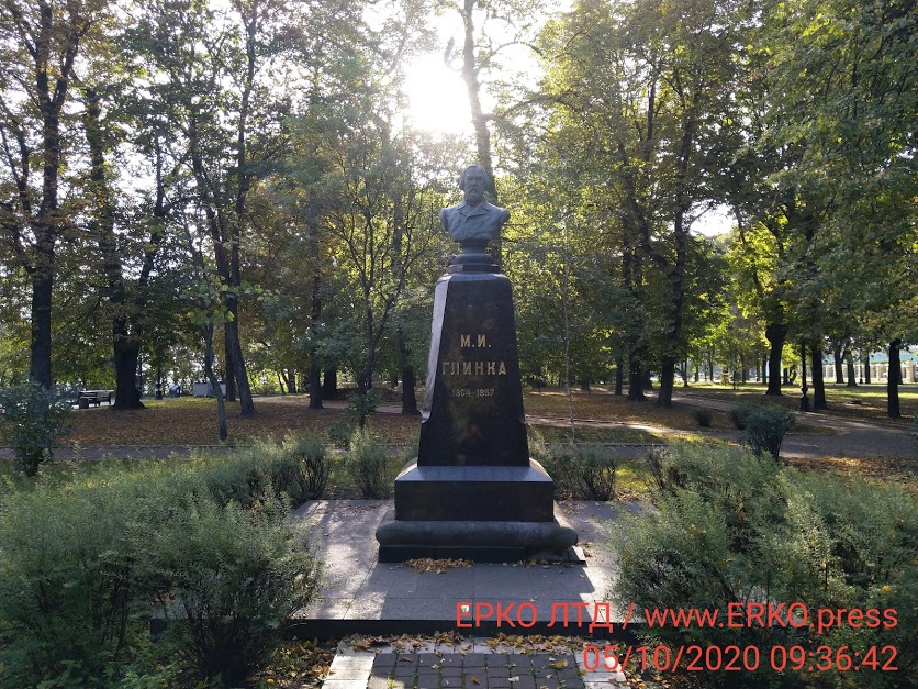 Памятник Глинка в парке Киев