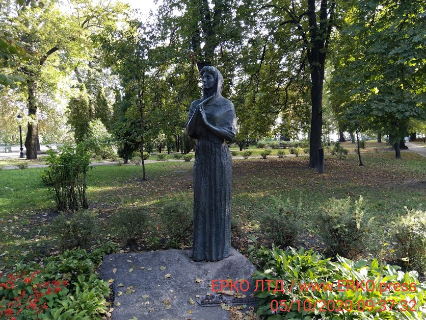 Памятник Леси Украинки в Мариинском 