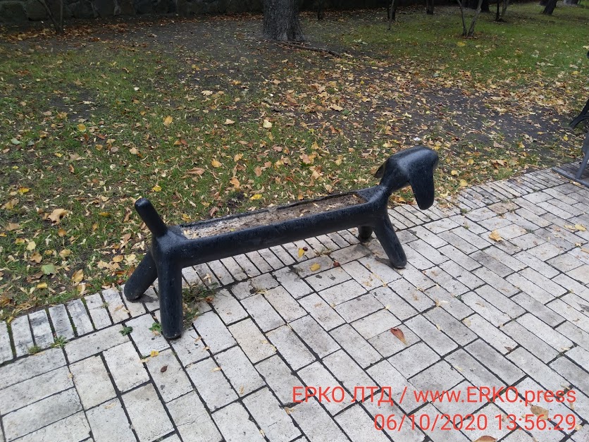 лавочка такса в парке Шевченка 