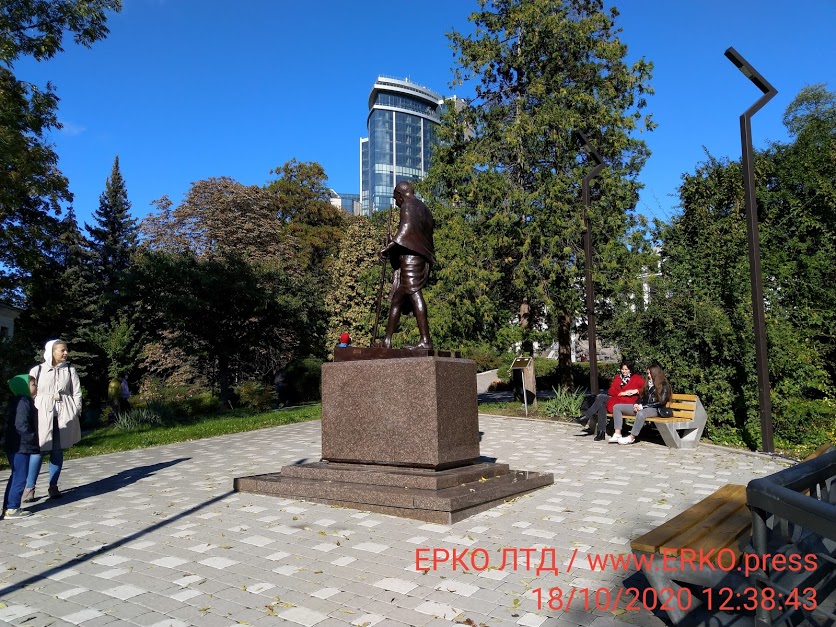 Скульптура Ганди в ботаническом Саду 
