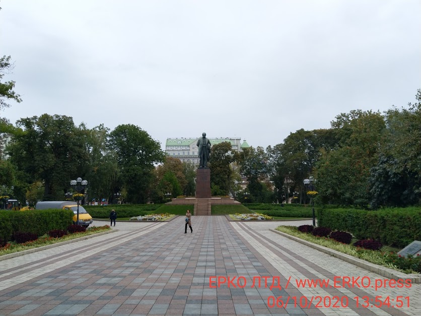 Памятник Шевченку возле университета 
